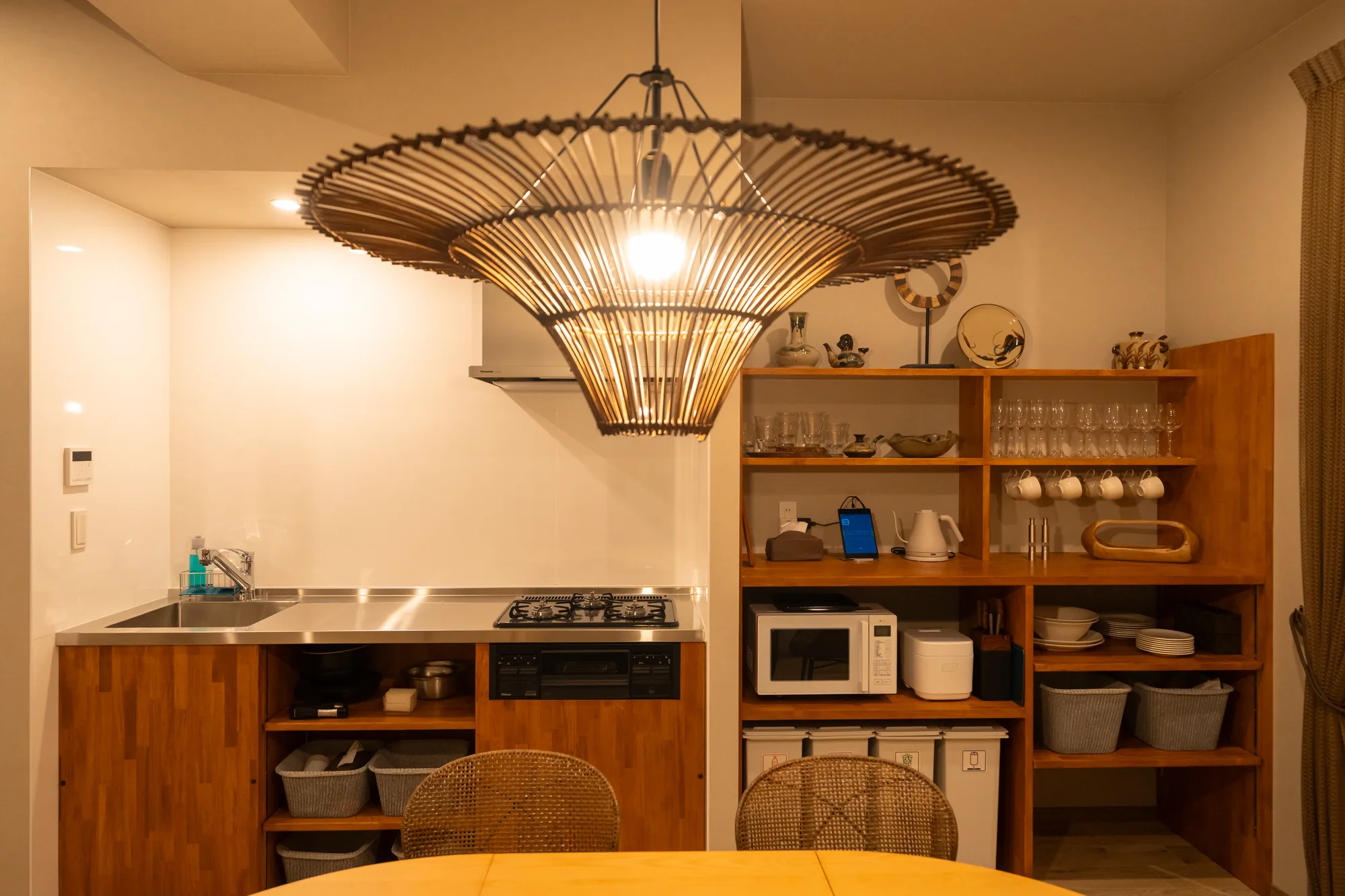 SUNZ ROOMSの客室のキッチンとダイニング