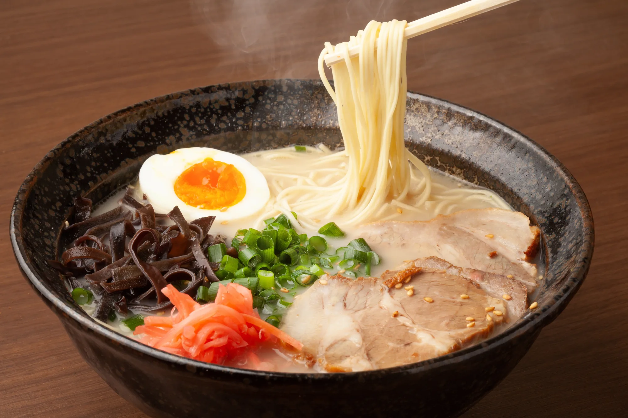 紅生姜とチャーシューがのった豚骨ラーメン
